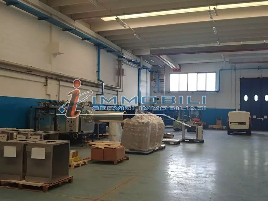 Immagine 3 di Magazzino in vendita  in VIA GIOVANNI GENTILE a Milano
