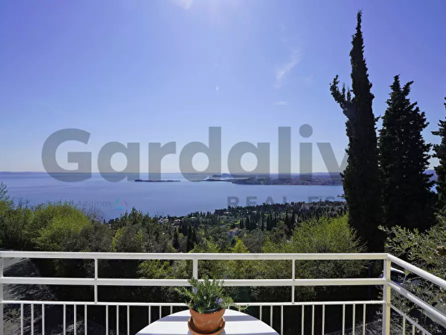 Immagine 1 di Villa in vendita  a Gardone Riviera