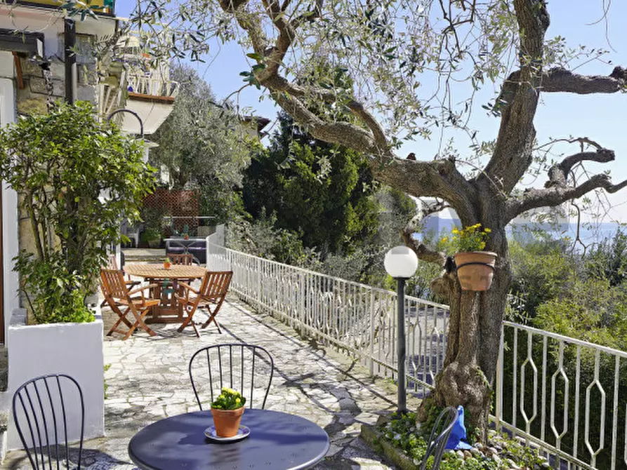 Immagine 2 di Villa in vendita  a Gardone Riviera