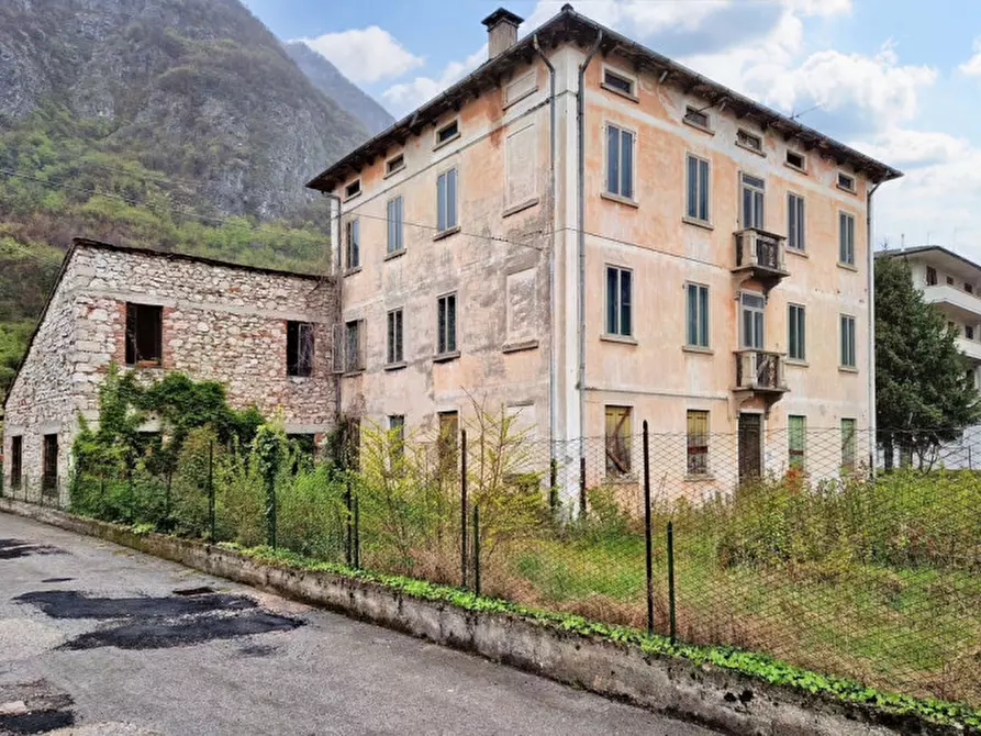 Immagine 1 di Palazzo in vendita  in Viale Guglielmo Marconi, N. 57 a Arsiero