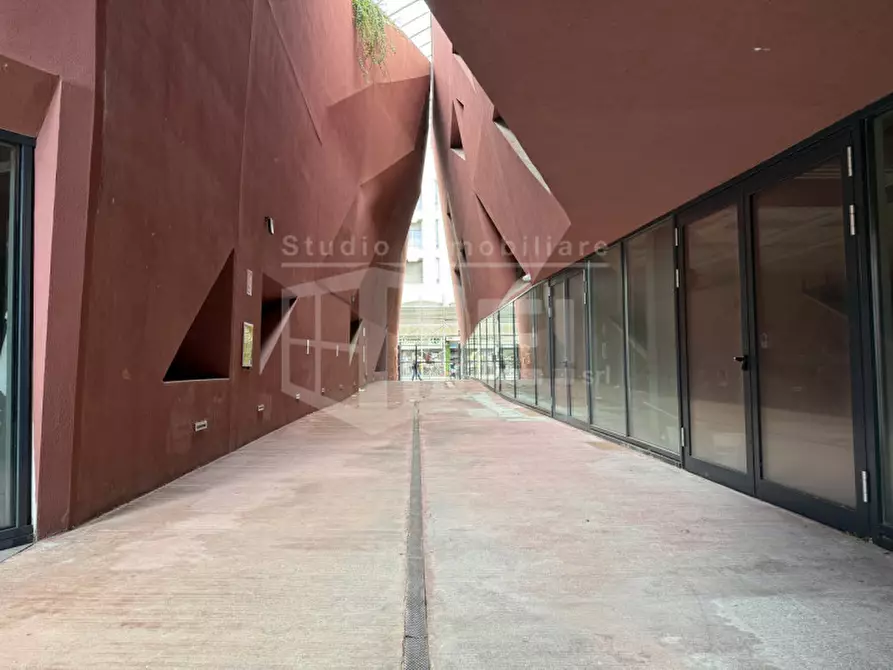 Immagine 6 di Negozio in vendita  in Via Marradi  84 a Livorno