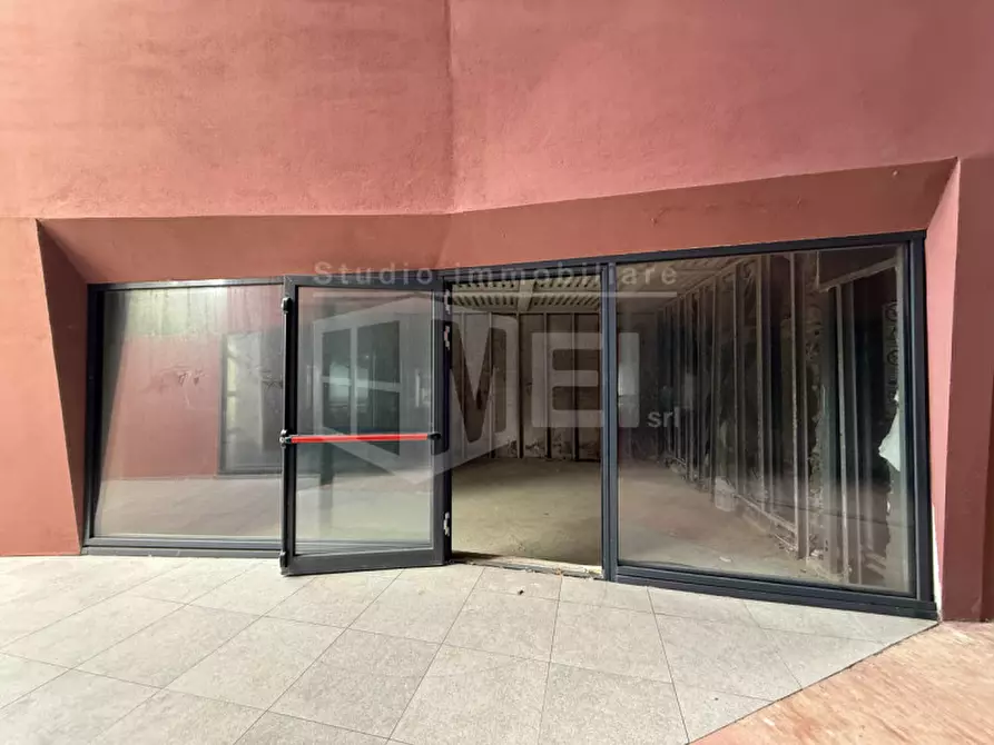 Immagine 10 di Negozio in vendita  in Via Marradi  84 a Livorno