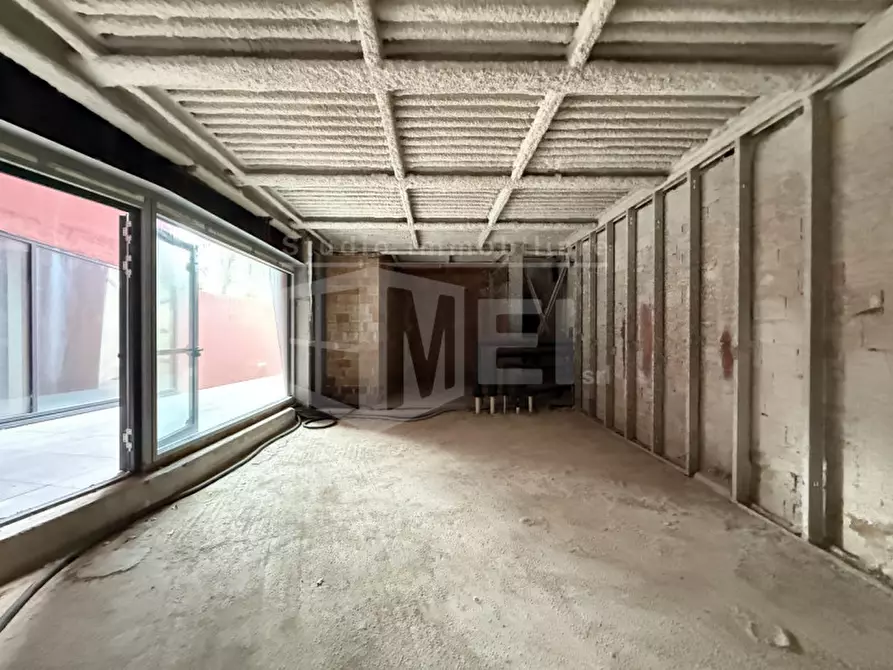 Immagine 11 di Negozio in vendita  in Via Marradi  84 a Livorno