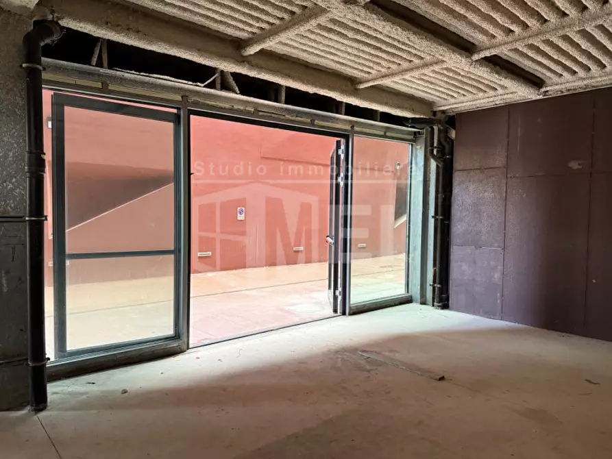 Immagine 8 di Negozio in vendita  in Via Marradi  84 a Livorno