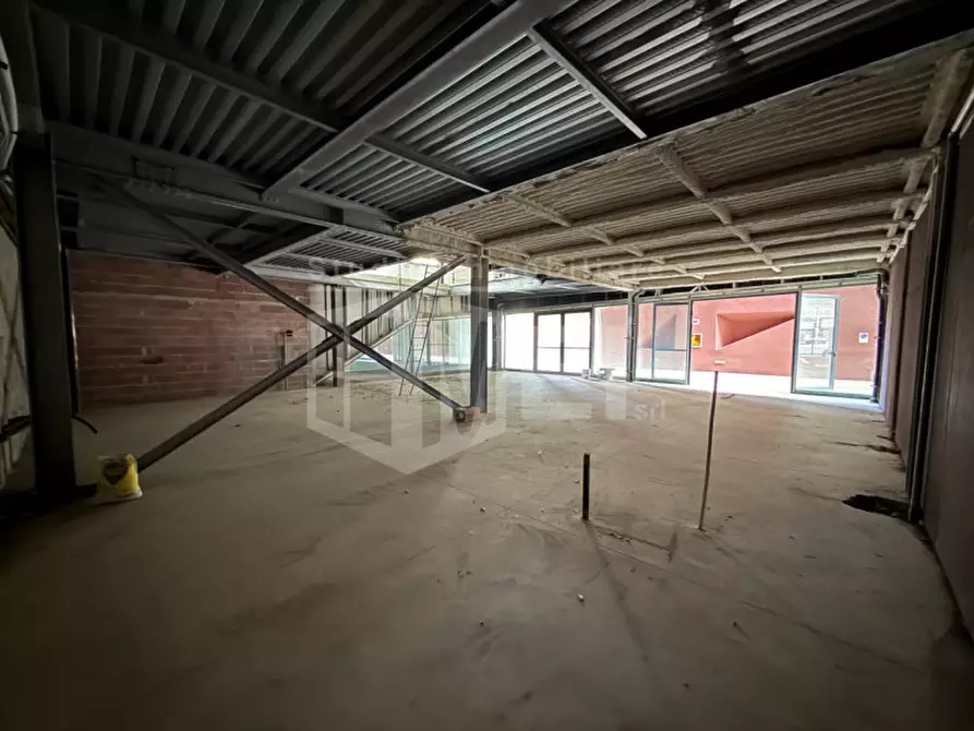 Immagine 11 di Negozio in vendita  in Via Marradi  84 a Livorno