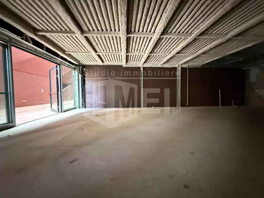 Immagine 12 di Negozio in vendita  in Via Marradi  84 a Livorno