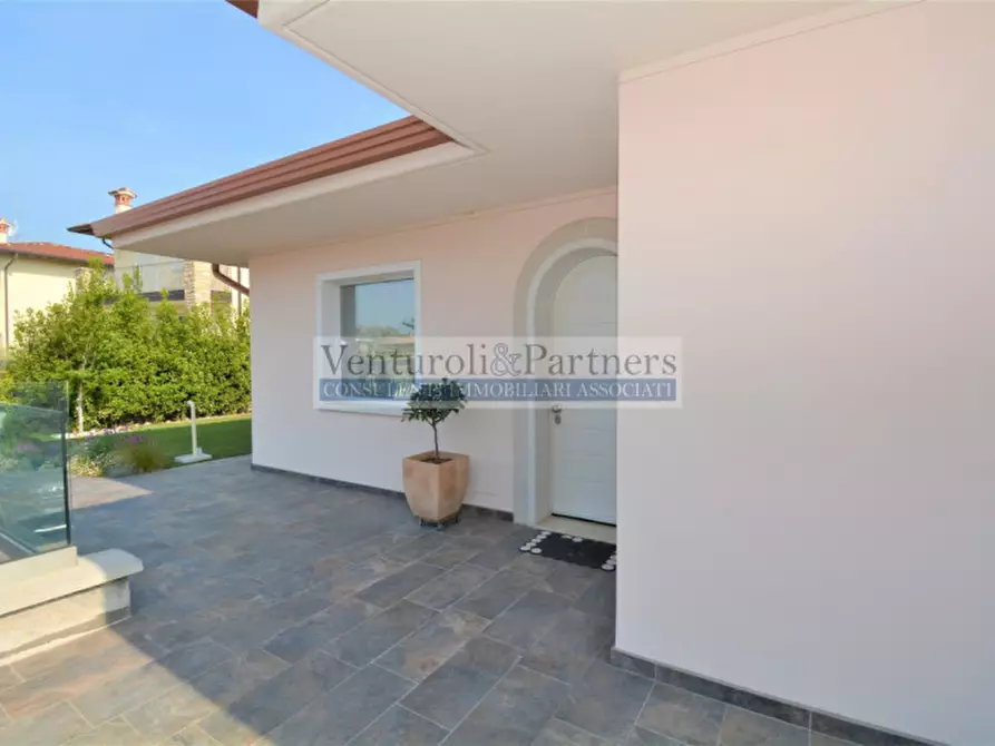Immagine 4 di Villa in vendita  in via quattro novembre a Manerba Del Garda