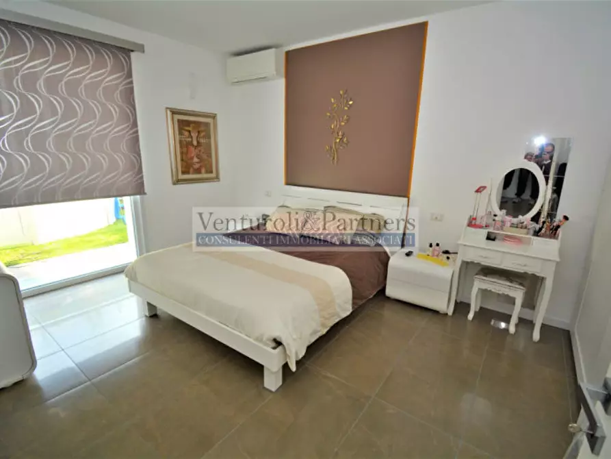 Immagine 9 di Villa in vendita  in via quattro novembre a Manerba Del Garda