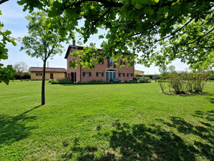 Immagine 1 di Villa in vendita  in via burzacca a Carpi