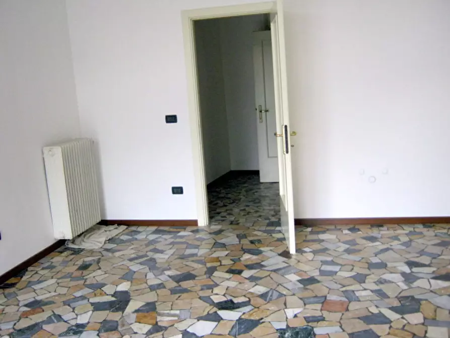 Immagine 1 di Negozio in affitto  in via Vlacovich a Padova
