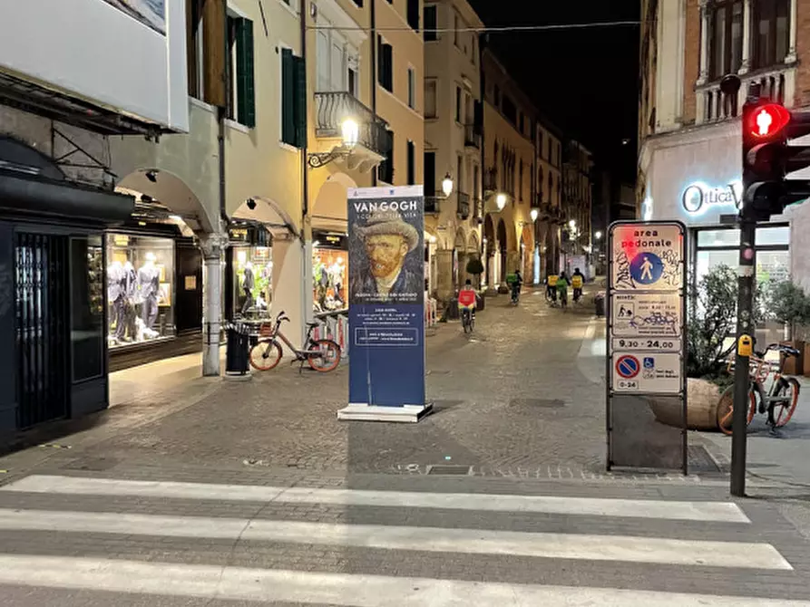Immagine 4 di Attività commerciale in vendita  in Piazza delle Erbe a Padova