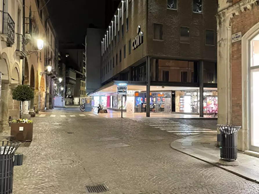 Immagine 5 di Attività commerciale in vendita  in Piazza delle Erbe a Padova