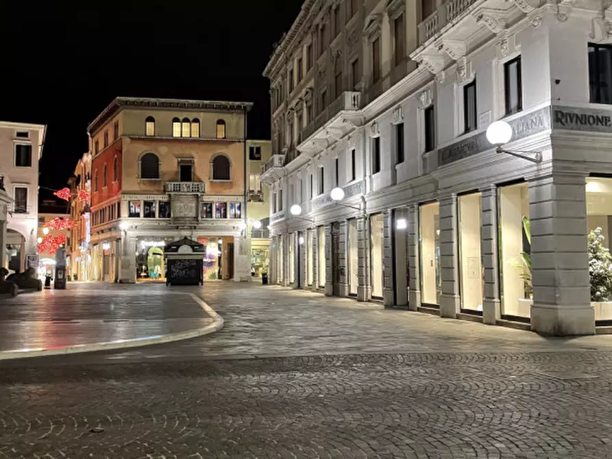 Immagine 10 di Attività commerciale in vendita  in Piazza delle Erbe a Padova
