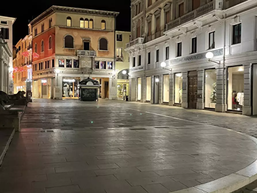 Immagine 11 di Attività commerciale in vendita  in Piazza delle Erbe a Padova