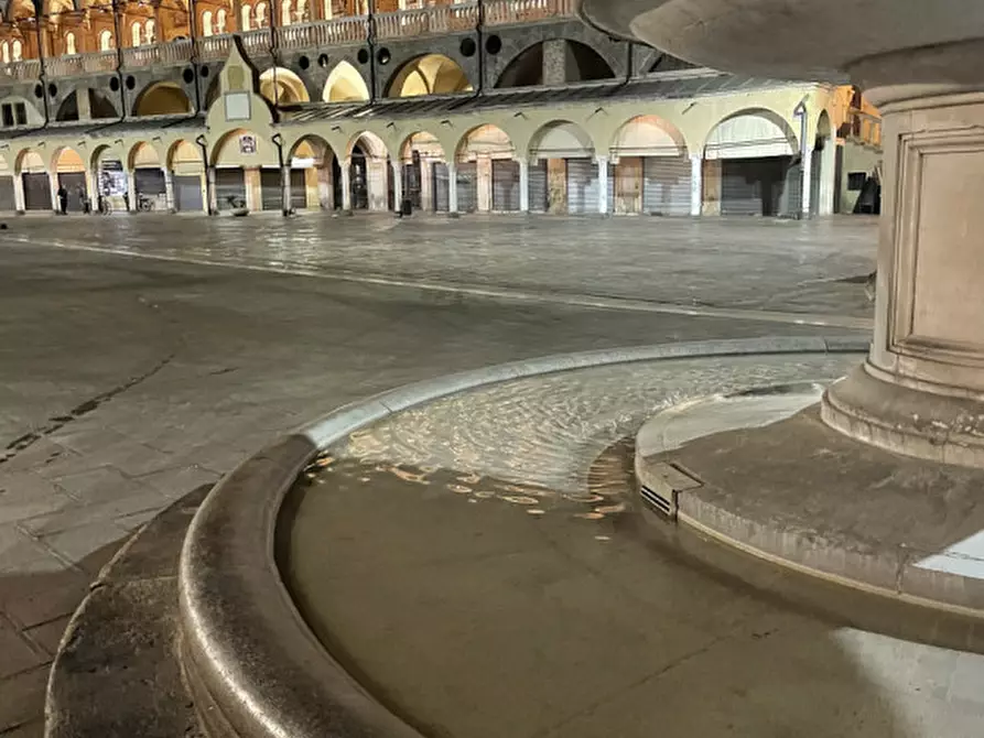 Immagine 19 di Attività commerciale in vendita  in Piazza delle Erbe a Padova