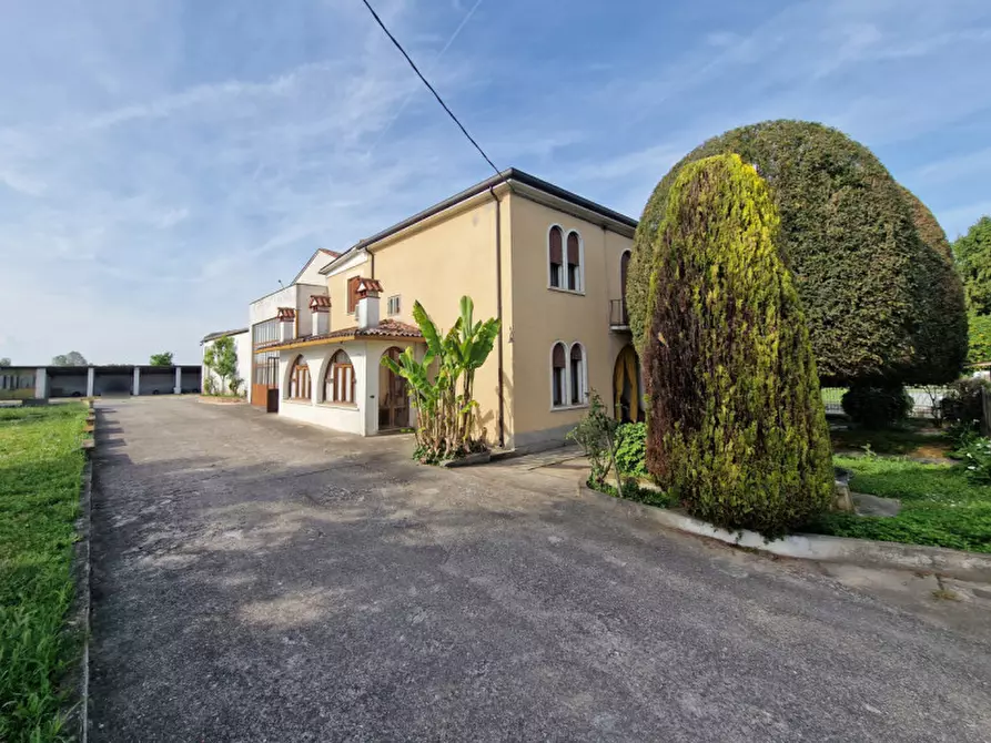 Immagine 1 di Casa indipendente in vendita  in VIA UMBERTO 1 a Borgo Veneto