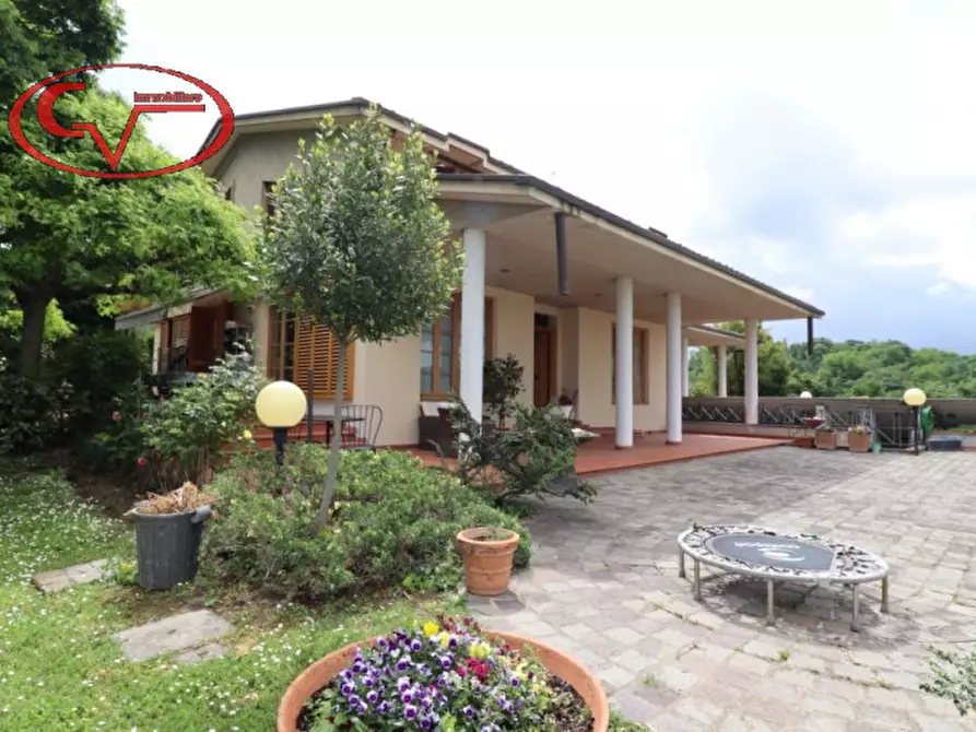 Immagine 1 di Villa in vendita  in periferia a Montevarchi