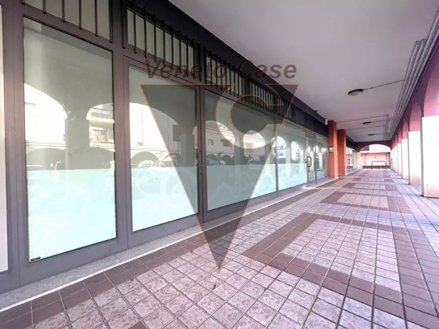 Immagine 1 di Negozio in affitto  in Saonara Via Piave a Saonara