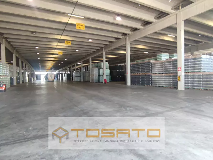 Immagine 2 di Capannone industriale in vendita  a Mantova
