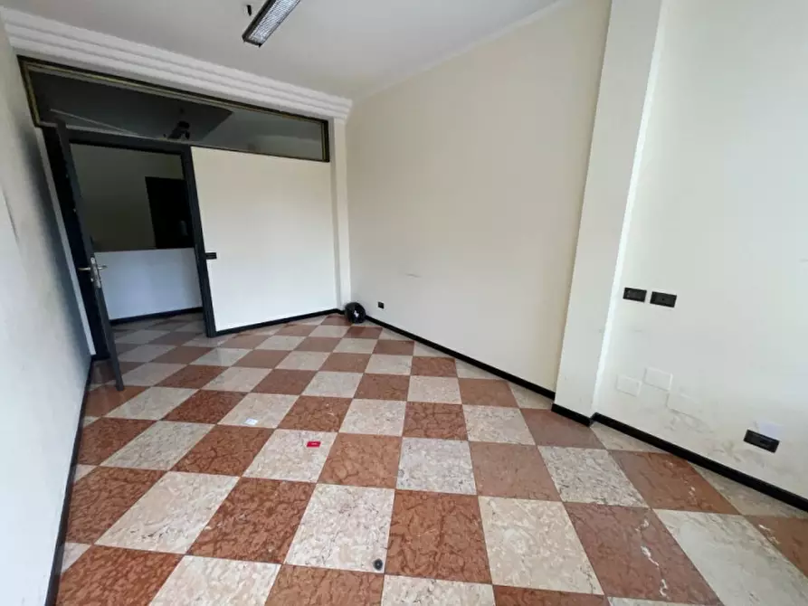 Immagine 12 di Negozio in vendita  in Viale Roma a Vicenza