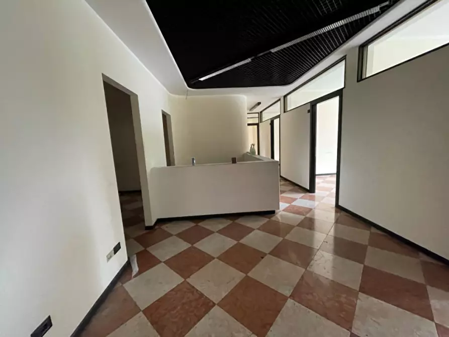 Immagine 19 di Negozio in vendita  in Viale Roma a Vicenza