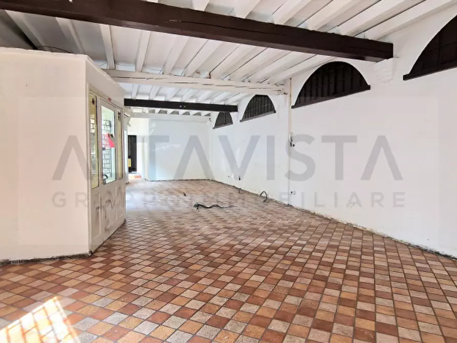 Immagine 7 di Negozio in affitto  in Via Santa Maria a Desenzano Del Garda