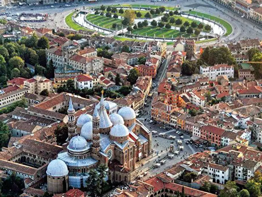 Immagine 1 di Villa in vendita  in via marco polo a Padova