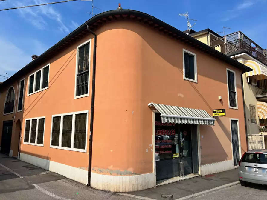 Immagine 1 di Negozio in vendita  in via macello a Lonigo