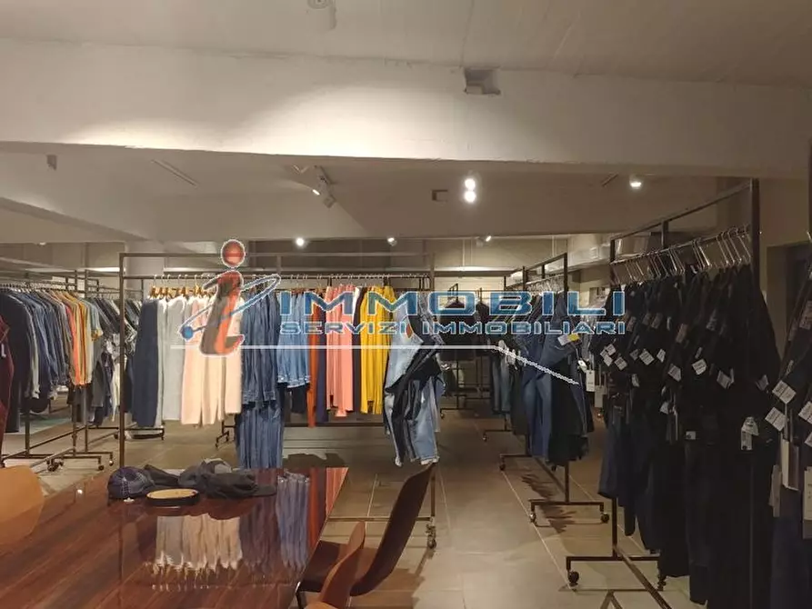 Immagine 3 di Attività commerciale in vendita  in VIA CANDIANI GIUSEPPE a Milano