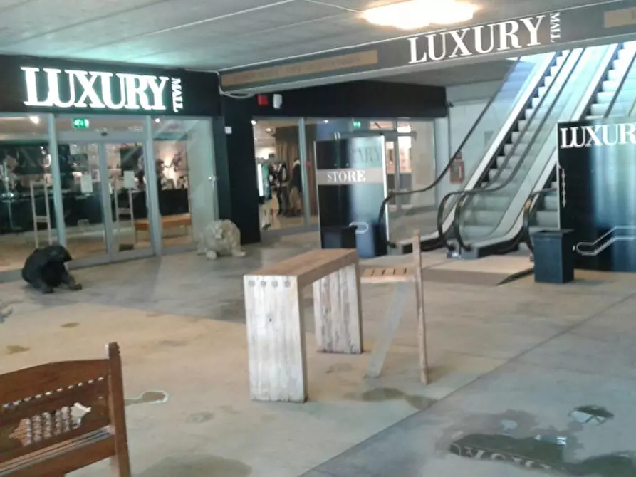 Immagine 3 di Negozio in vendita  in via mincio a Olbia