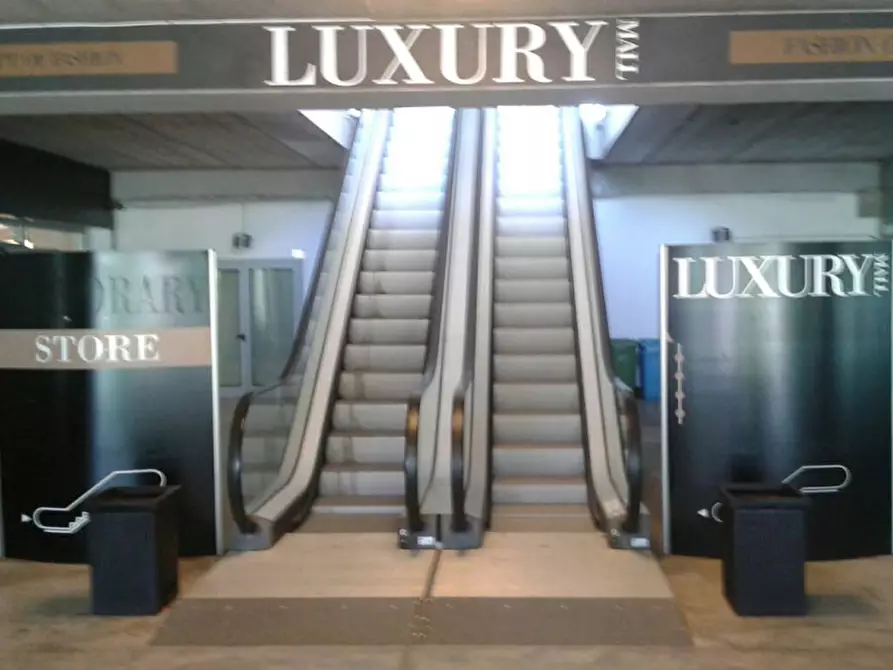 Immagine 6 di Negozio in vendita  in via mincio a Olbia