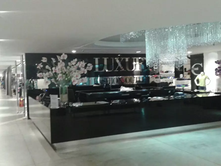 Immagine 7 di Negozio in vendita  in via mincio a Olbia