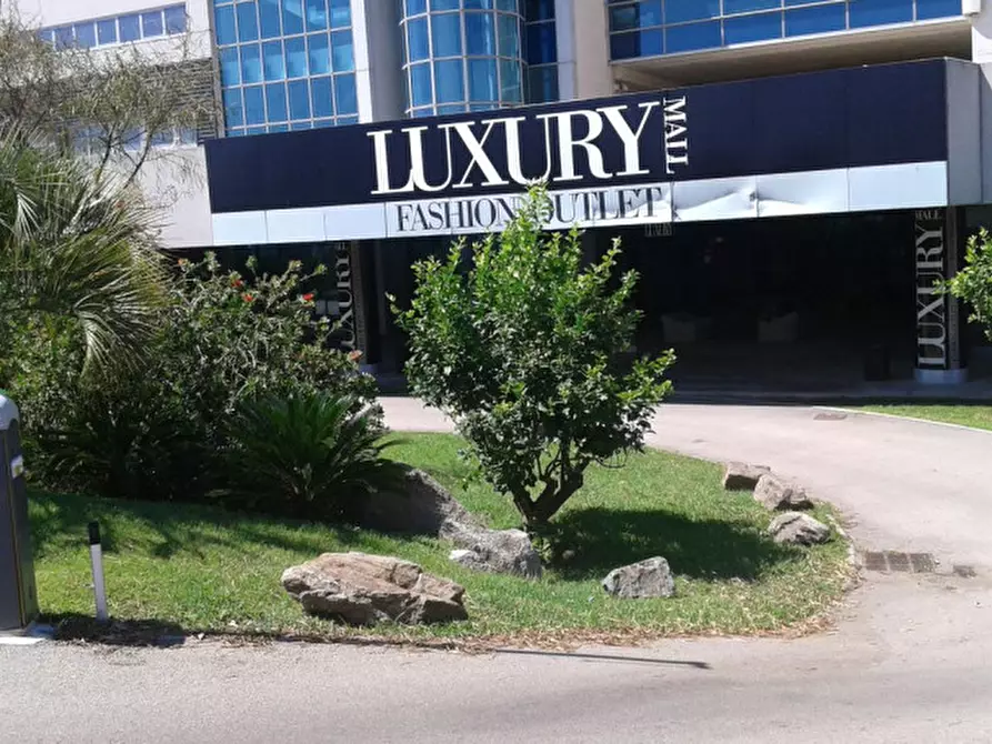 Immagine 8 di Negozio in vendita  in via mincio a Olbia