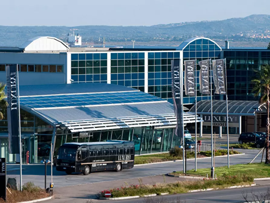 Immagine 13 di Negozio in vendita  in via mincio a Olbia