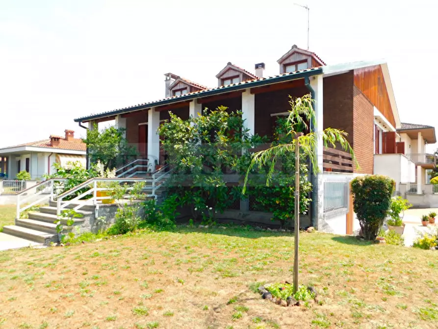Immagine 1 di Villa in vendita  in Via Vicinale Pavese n° 45 a Sannazzaro De' Burgondi