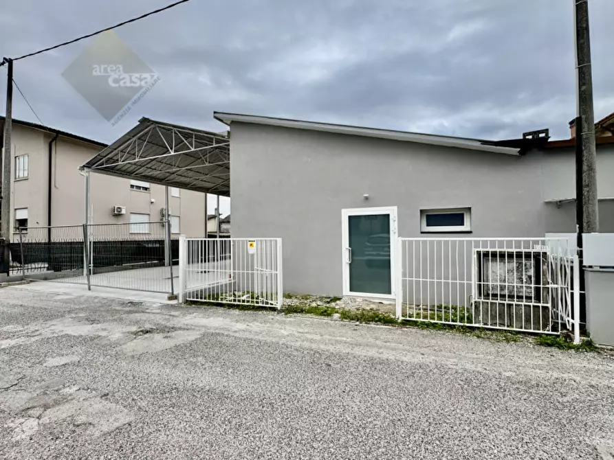 Immagine 1 di Laboratorio in vendita  in Via Carducci 6 a Rossano Veneto