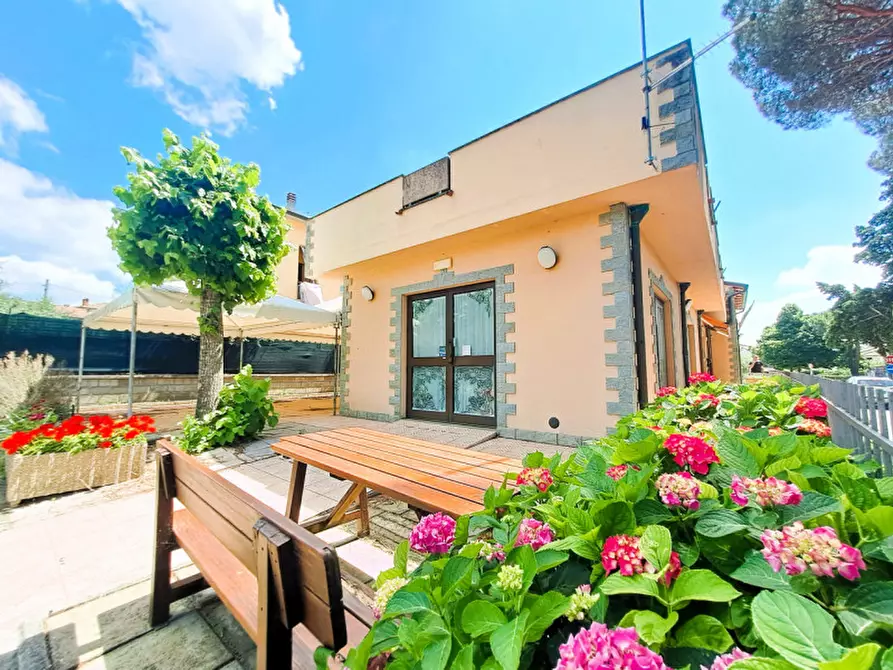 Immagine 1 di Attività commerciale in vendita  in via porto a Tuoro Sul Trasimeno