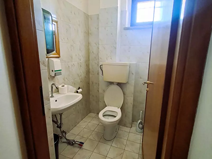 Immagine 11 di Attività commerciale in vendita  in via porto a Tuoro Sul Trasimeno