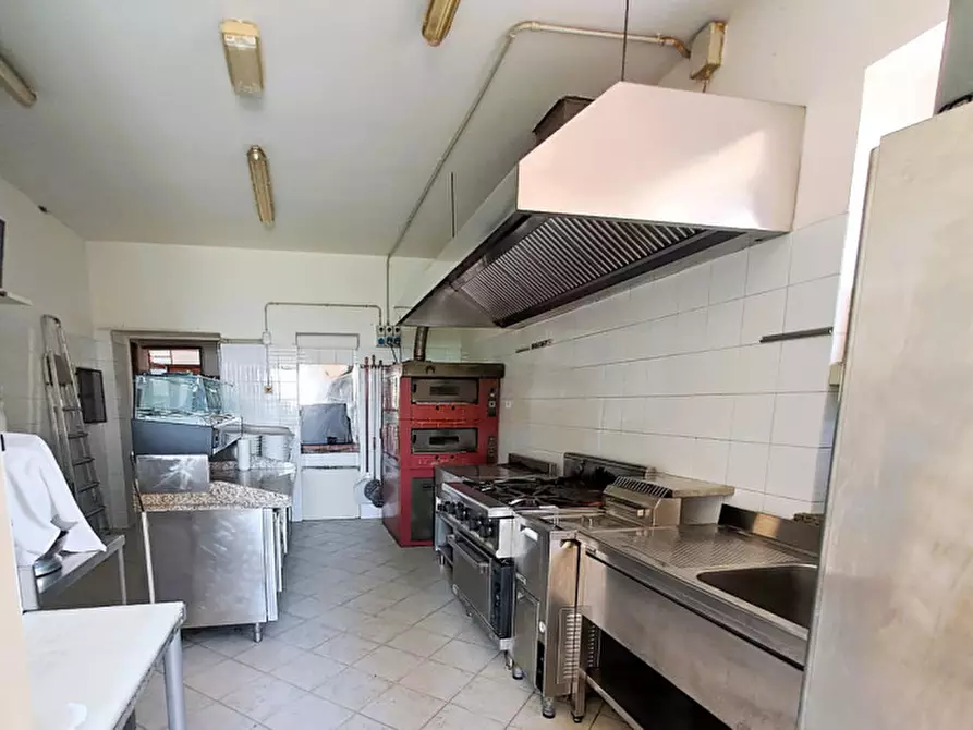 Immagine 13 di Attività commerciale in vendita  in via porto a Tuoro Sul Trasimeno