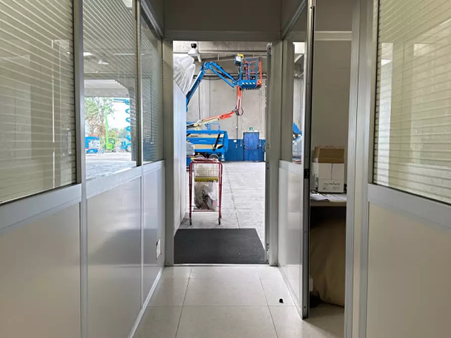 Immagine 10 di Capannone industriale in vendita  in Via Donizetti a Assago