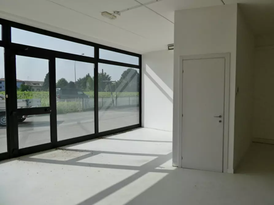 Immagine 1 di Negozio in vendita  in Viale Milano a Montecchio Maggiore