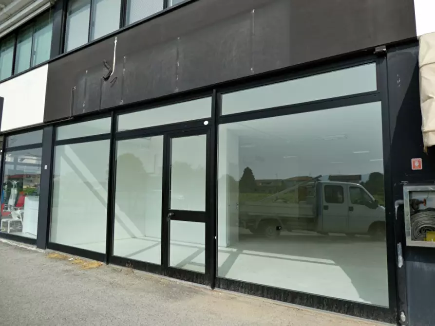 Immagine 2 di Negozio in vendita  in Viale Milano a Montecchio Maggiore