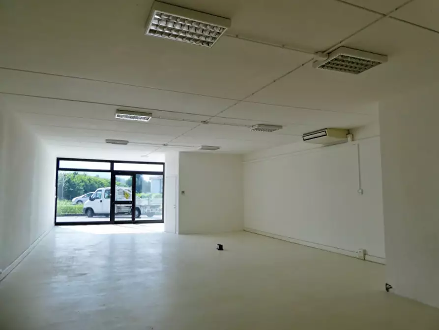 Immagine 3 di Negozio in vendita  in Viale Milano a Montecchio Maggiore