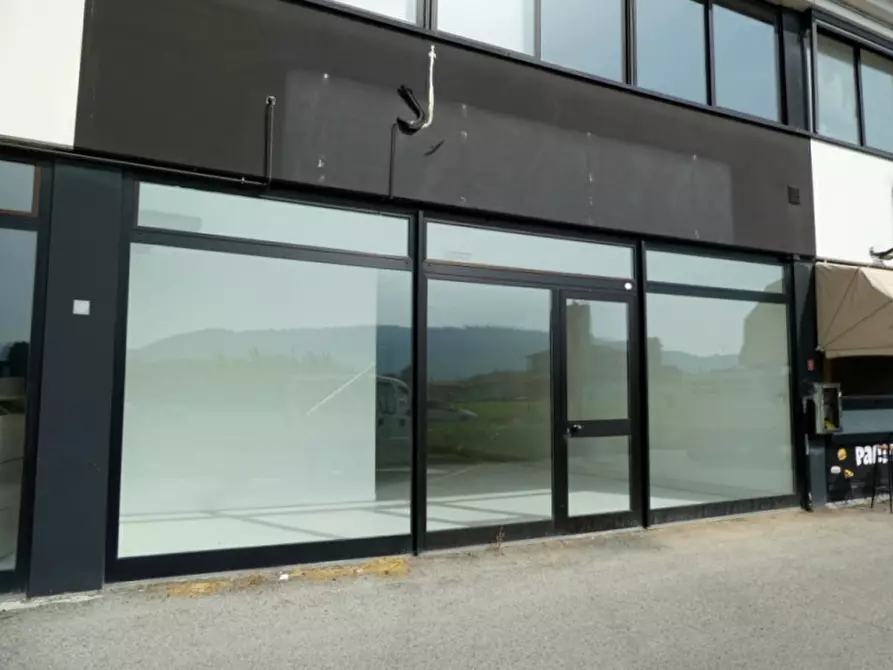 Immagine 5 di Negozio in vendita  in Viale Milano a Montecchio Maggiore