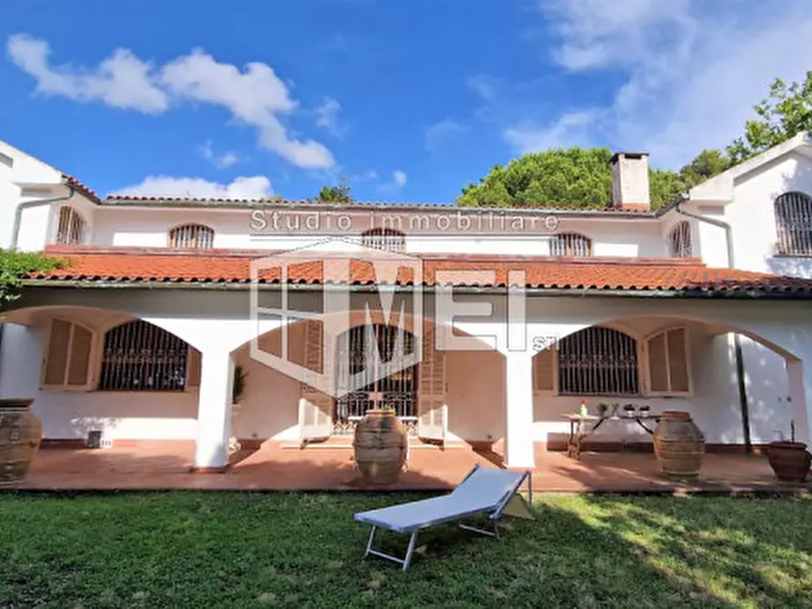 Immagine 2 di Villa in vendita  in via della valle benedetta a Livorno