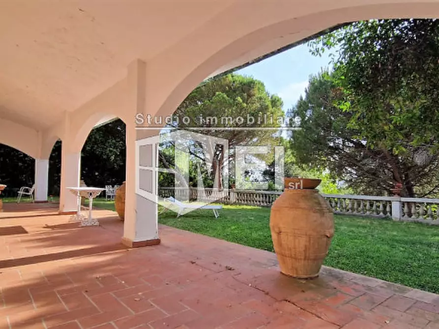 Immagine 4 di Villa in vendita  in via della valle benedetta a Livorno