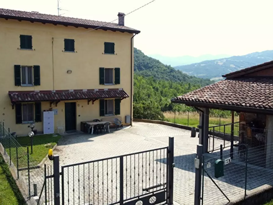 Immagine 1 di Casa indipendente in vendita  in Castelletto a Vernasca