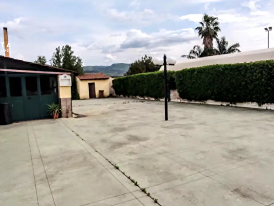 Immagine 9 di Attività commerciale in vendita  in c.da Cavoni snc a Palagonia