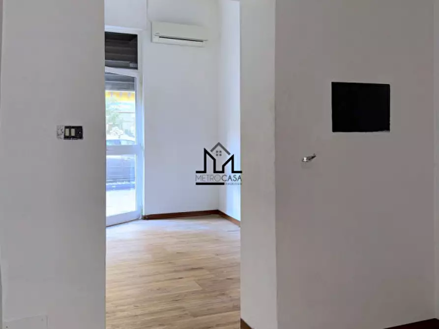 Immagine 13 di Negozio in affitto  a Palermo