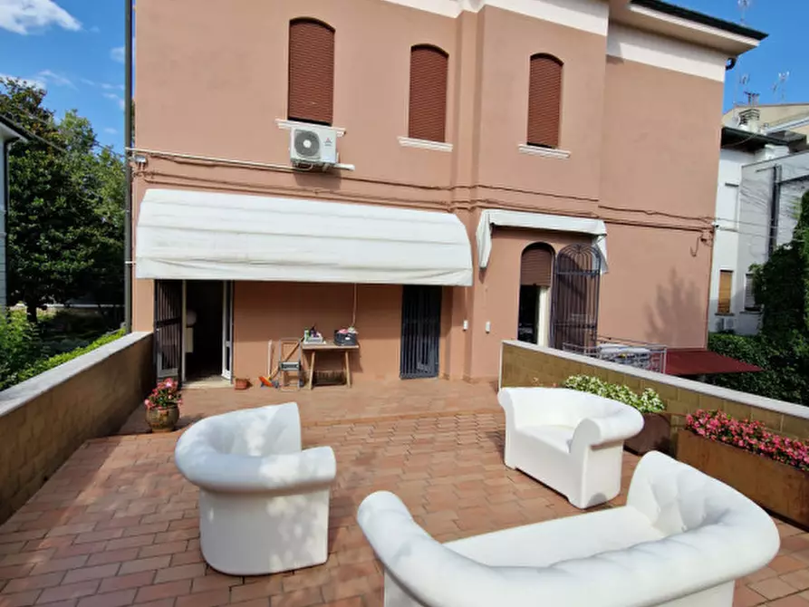 Immagine 1 di Villa in vendita  in Piazzale Lionello Caffaratti 11 a Rovigo